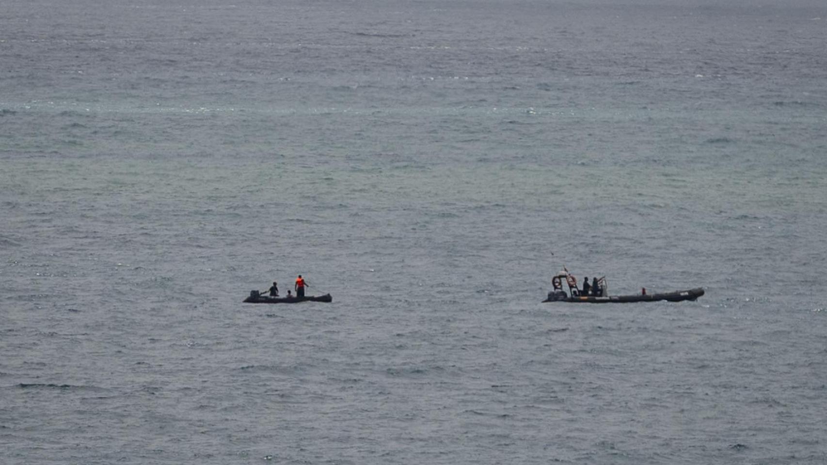 Dos embarcaciones de la Guardia Civil interceptan a varios migrantes que intentaban entrar a Ceuta.