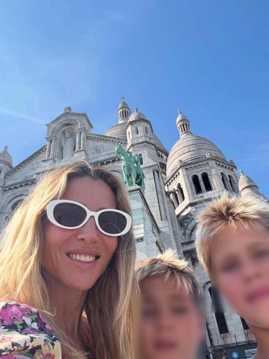 Paris je t'aime! Ha escrito a Elsa Pataky en sus redes sociales, donde ha compartido fotos de su viaje a París.