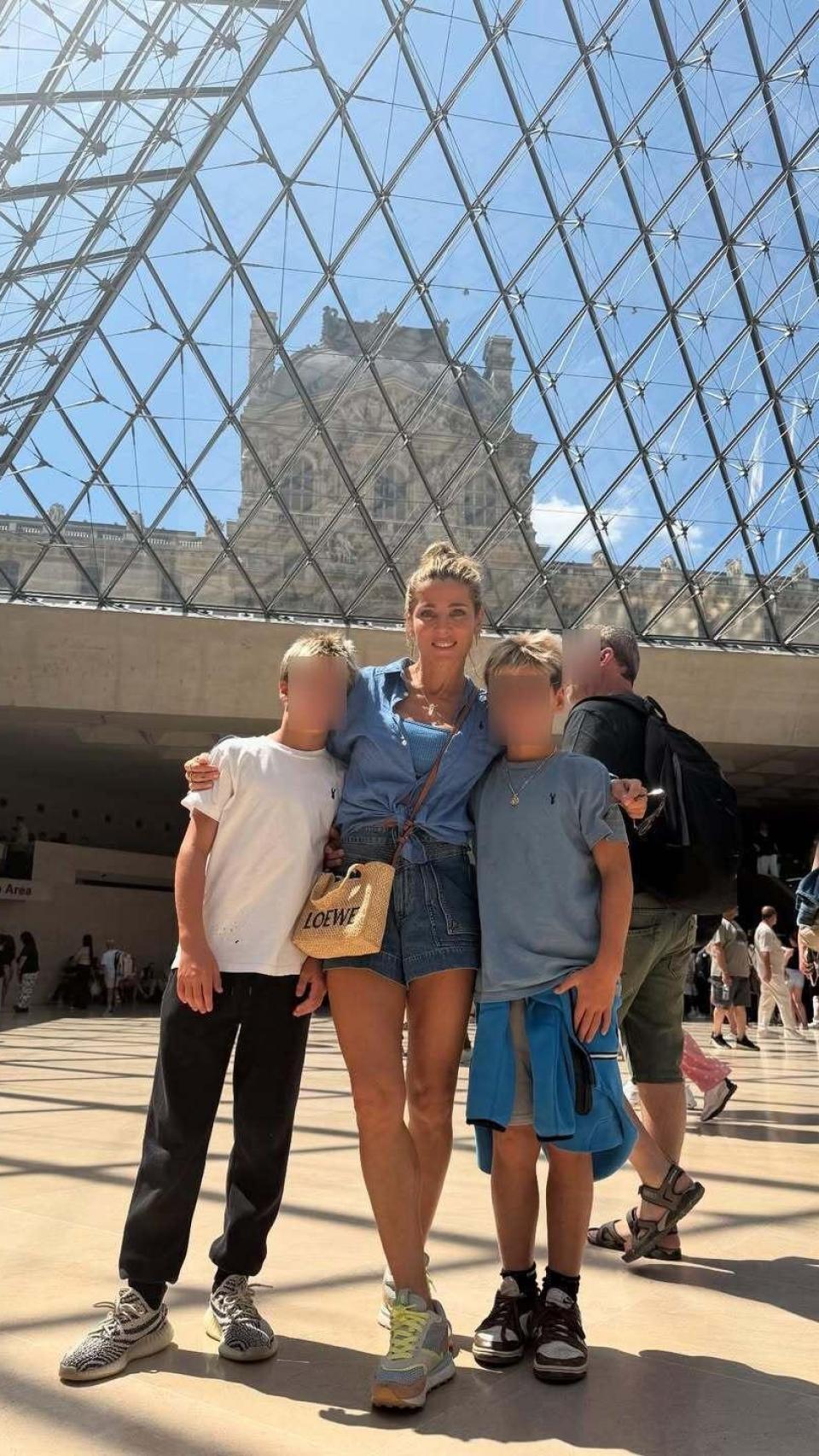Después de unos días en Madrid, Elsa Pataky ha viajado a la capital de Francia para disfrutar de unos días con sus hijos.
