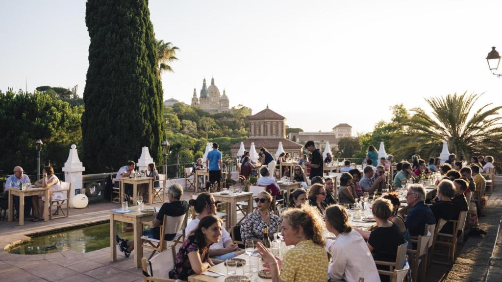 Una cena a la fresca sobre la ciudad de Barcelona.