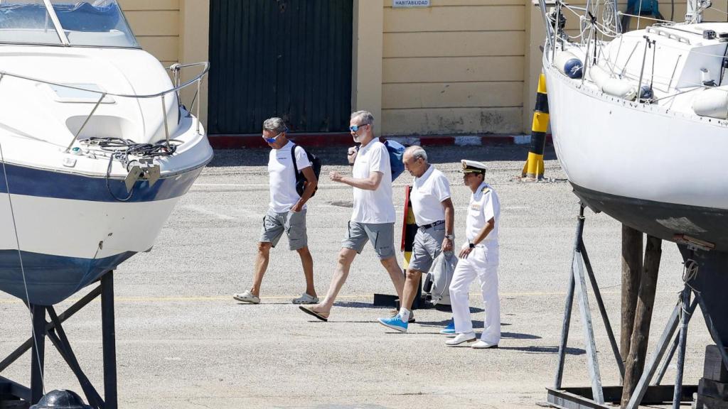 Felipe VI ha subido al velero en la estación naval Pi de la Naval en Palma de Mallorca.