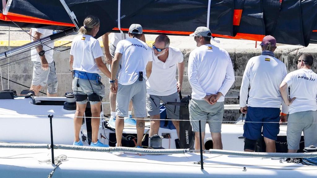 En la cubierta del barco, el monarca ha recibido a los miembros de la tripulación, todos ellos miembros de la Marina.