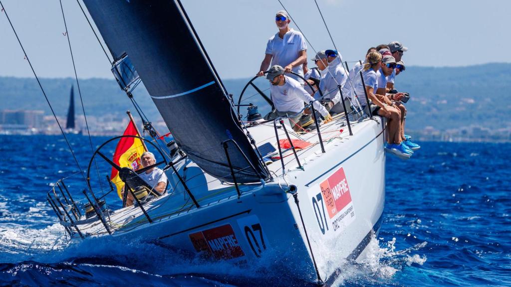 El rey Felipe VI sale a entrenar en el velero de la Armada con el que
