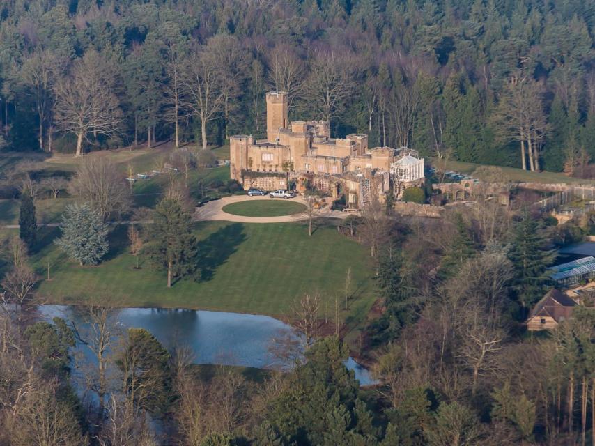 El heredero del trono de Inglaterra y su esposa, según la prensa británica, consideran establecerse en un nuevo hogar.