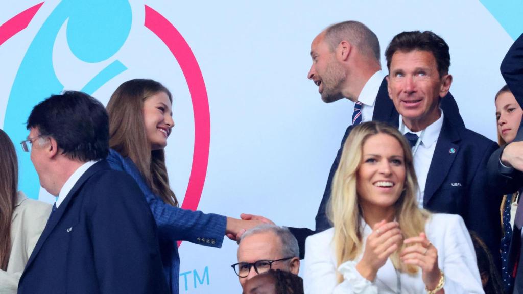 Leonor, princesa de Asturias, sacude la mano del príncipe Guillermo