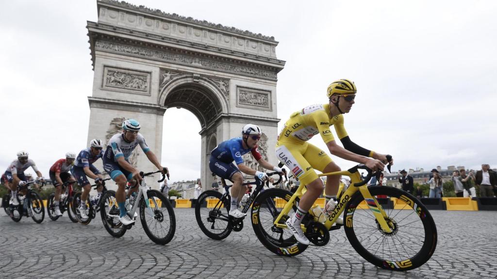 Tadej Pogacar lidera el pelotón al paso por el Arco del Triunfo de París