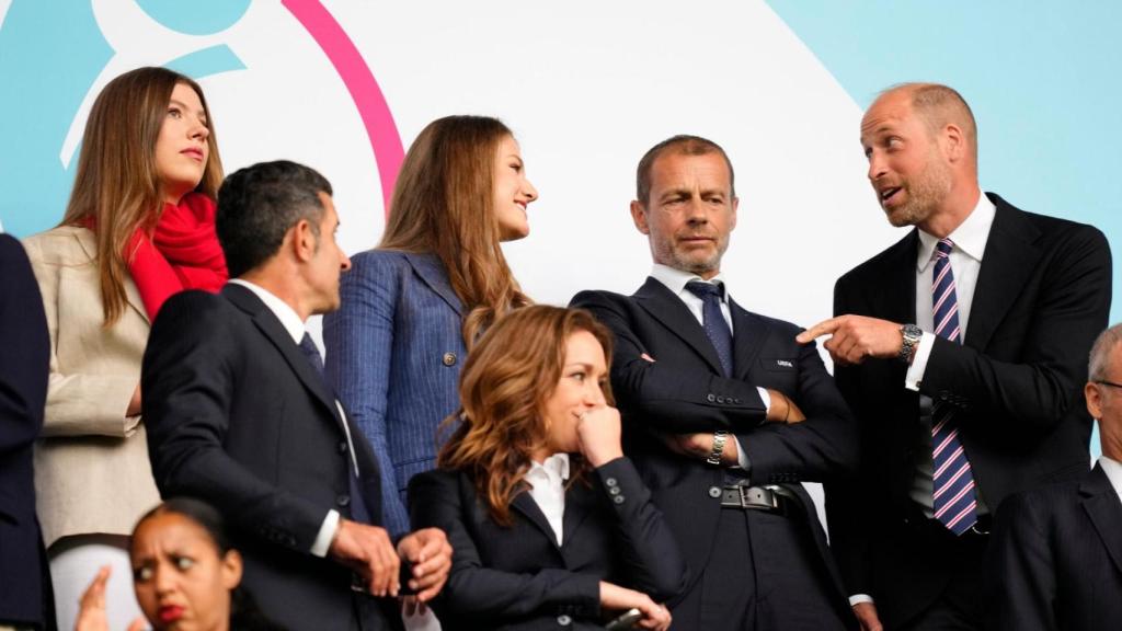 El Príncipe de Gales conversó animadamente con la princesa Leonor e Infanta Sofía.