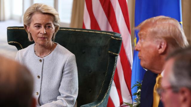 A la presidenta Von der Leyen se le ha visto muy incómoda durante la comparecencia conjunta con Trump