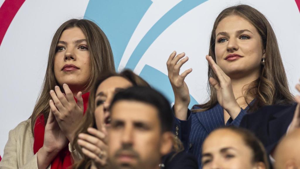 La princesa Leonor e Infanta Sofía asisten a la final de la Eurocup femenina en Suiza.