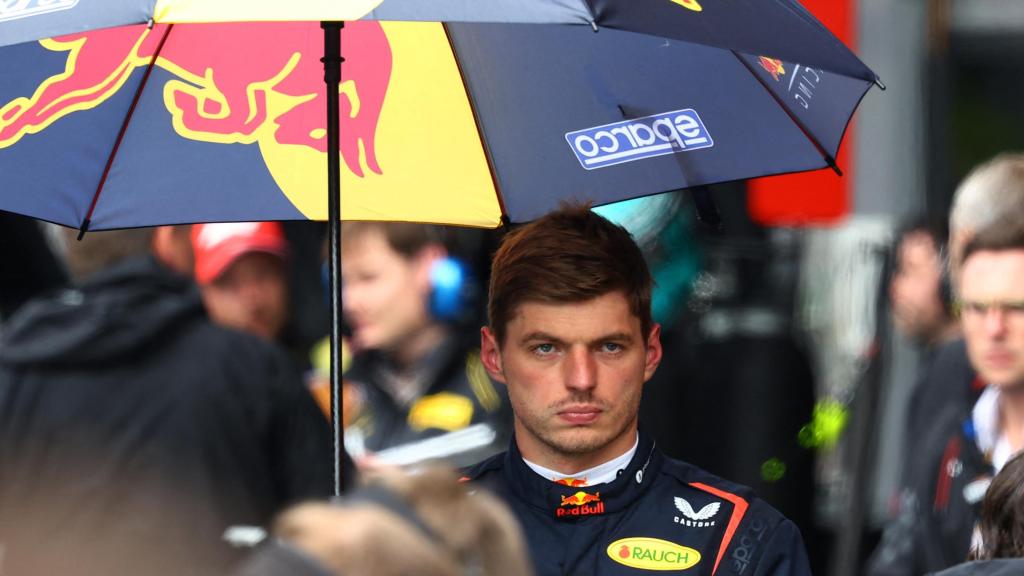 Max Verstappen se protege de la lluvia en el GP e Bélgica