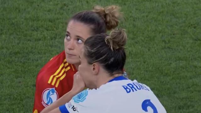 Lucy Bronze y Ona Batlle, tras la final de la Eurocopa femenina