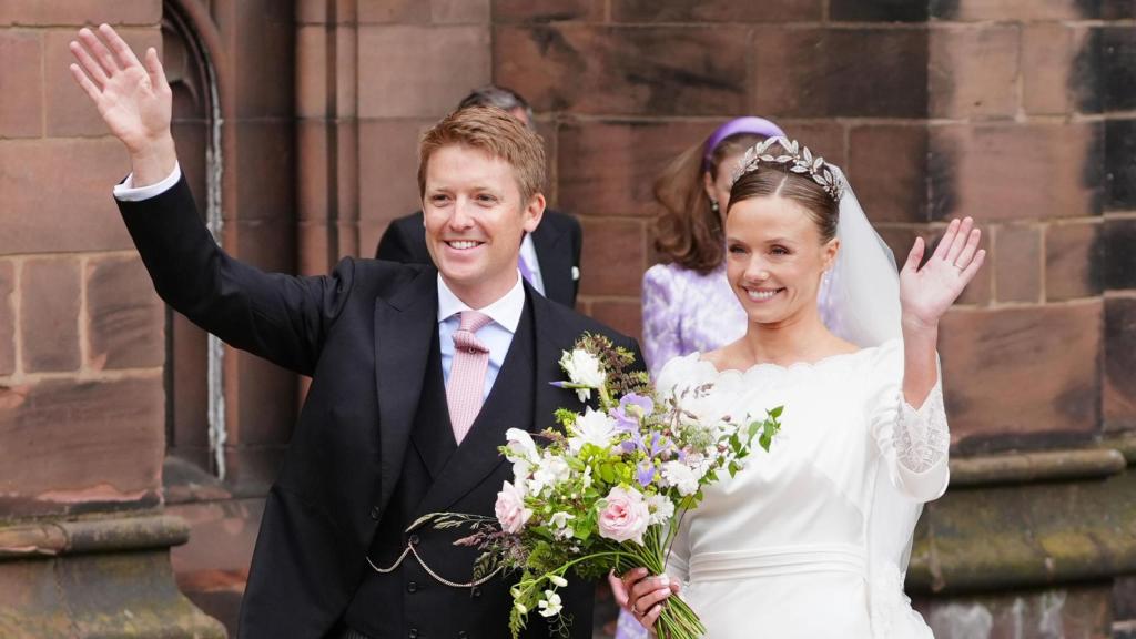El duque de Westminster, Hugh Grosvenor y su esposa, Olivia Henson, el día de su boda.