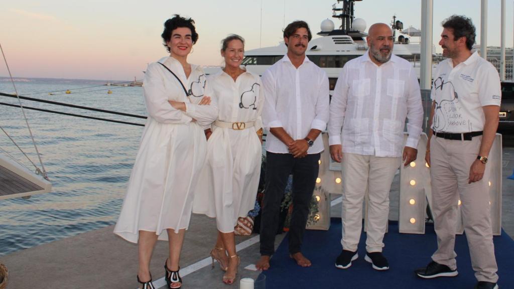 Fiona Ferrer junto con el equipo de HM Hospitals, el alcalde Palma y el capitán de Doña Francisca.