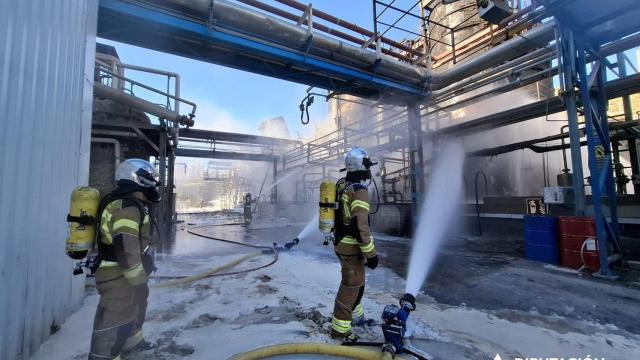 Los Bomberos trabajan en la extinción del fuego en la empresa química de Zuera