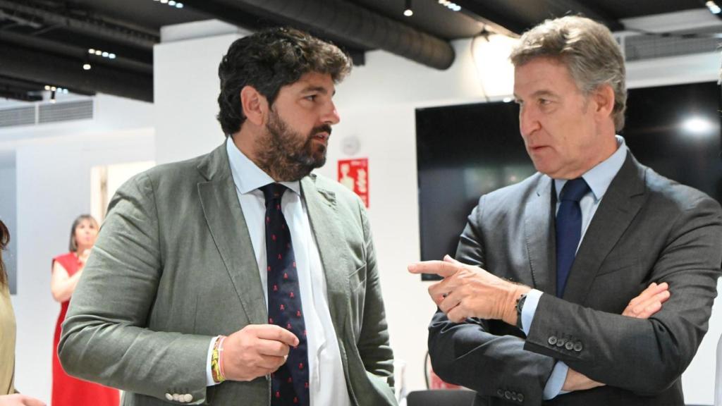 El presidente de la Región de Murcia y líder de los populares murcianos, Fernando López Miras, este lunes, junto a Alberto Núñez Feijóo, en el Comité Ejecutivo Nacional del PP celebrado en Madrid.