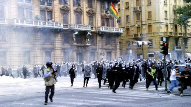 Carga de la policía en la cumbre del G8 en Génova (2001). Foto: Ares Ferrari/Wikimedia Commons