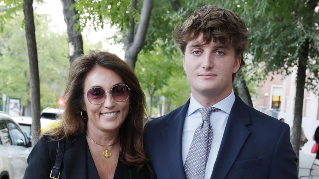Marián en su hijo, Rafael, en octubre de 2024, en el funeral de Paco Camino.