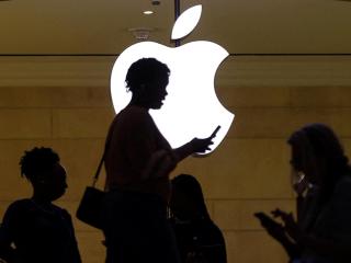 Clientes en una tienda Apple en Nueva York.