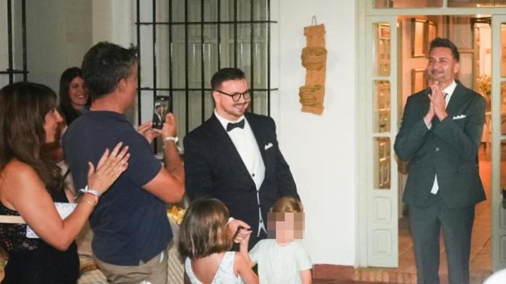 David Conguita y Juan Carlos Tabero, rodeados de invitados en su fiesta previa a la fiesta.