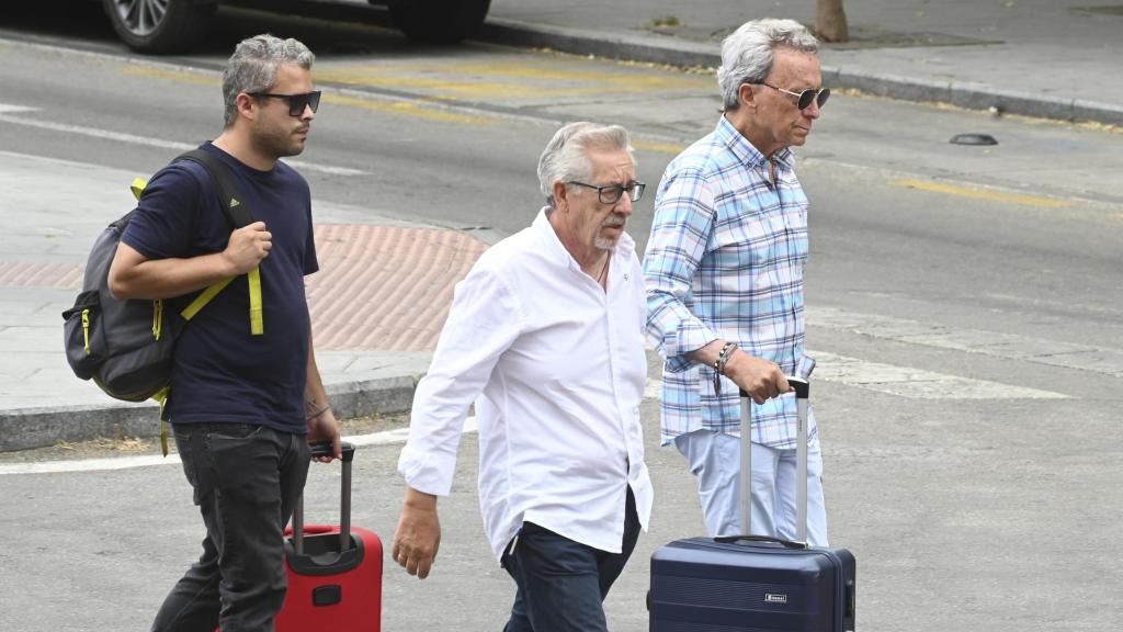 José Ortega Cano con su hermano Aniceto y su hijo, José Fernando, después de la muerte de Michu.