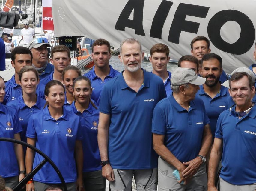 Felipe VI, posando al lado de la tripulación de Aifos.