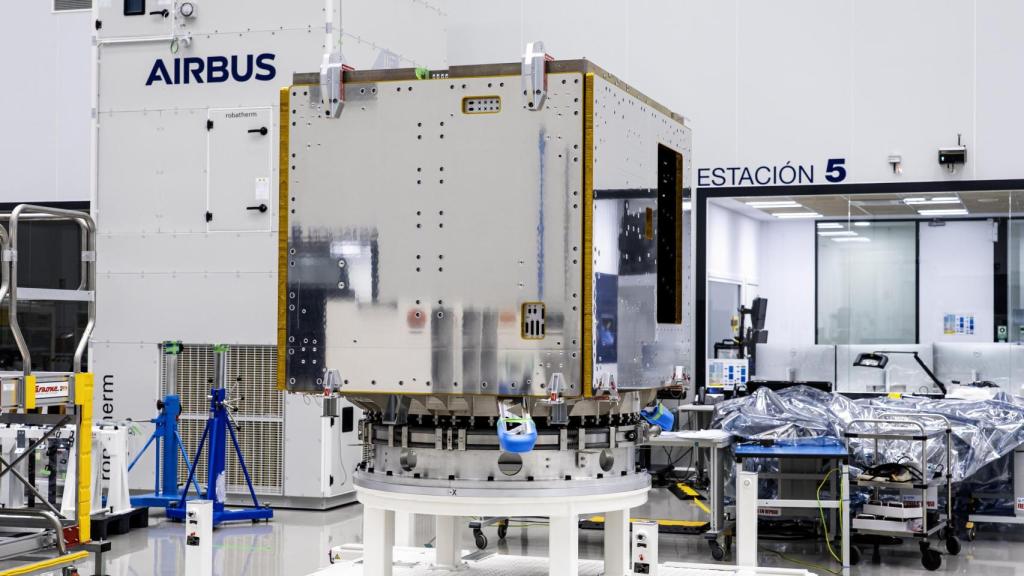 Satélite LSTM en la sala blanca en pleno proceso de integración