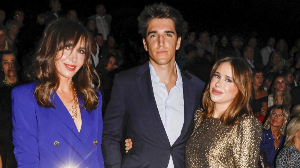 Paloma Lago, junto con su hijo, Javier, y su hija, la ley, Eugenia, en un desfile.