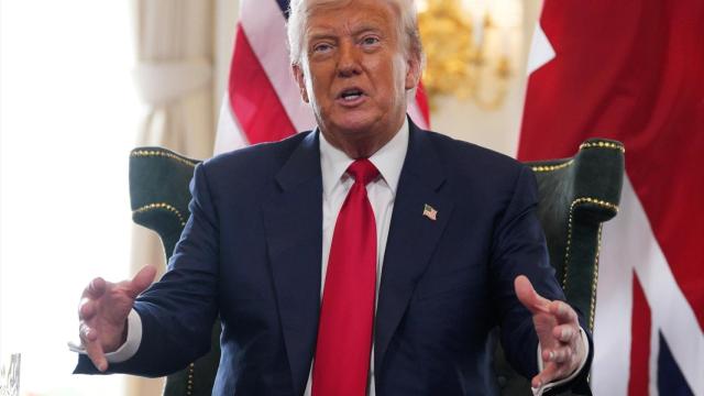 Donald Trump habló con la prensa en su viaje a Reino Unido.