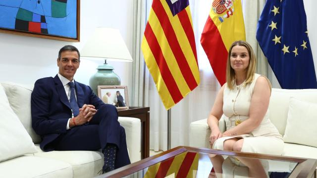 El presidente del Gobierno, Pedro Sánchez, y la presidenta de las islas Baleares, Marga Prohens.