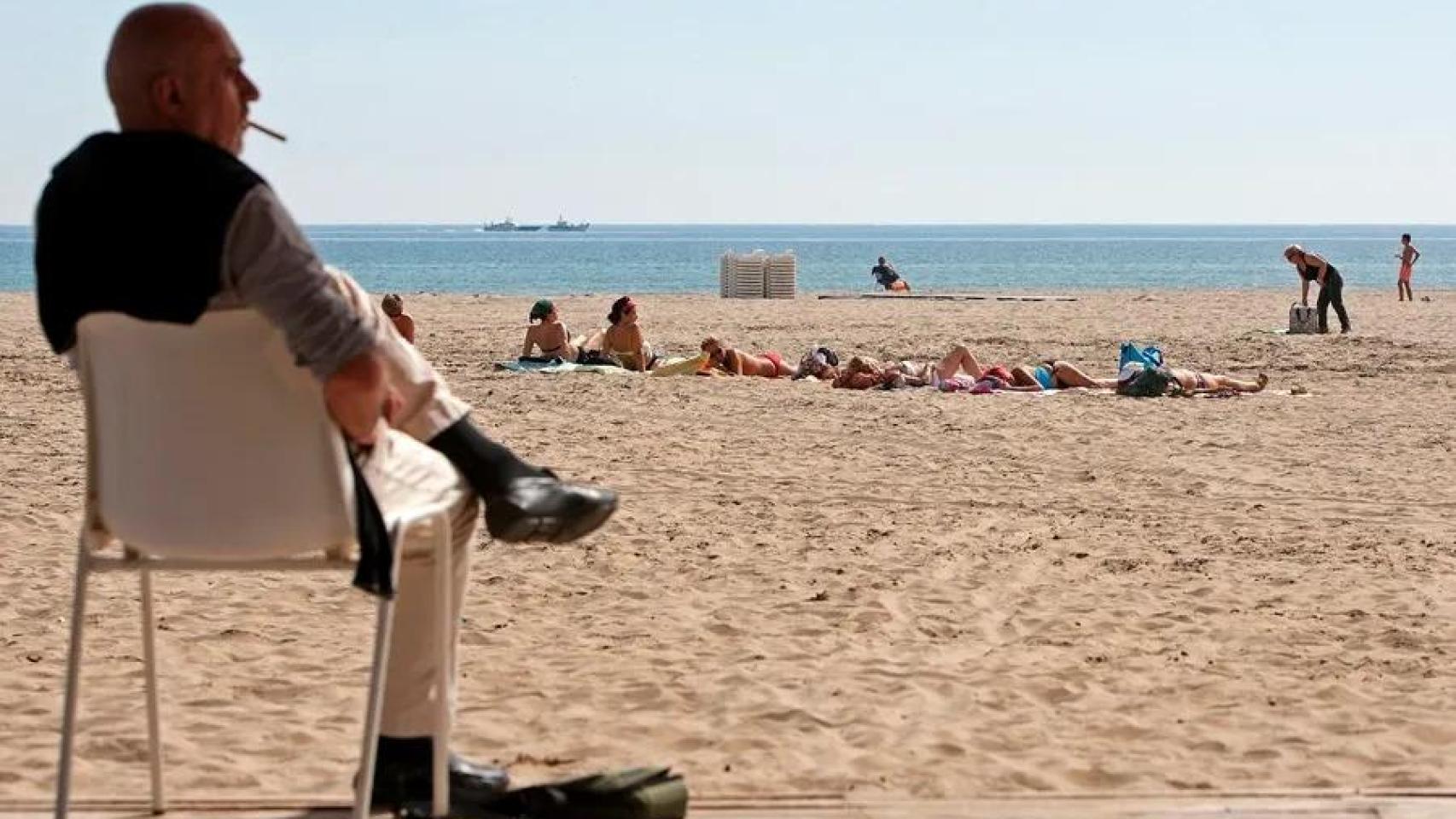 El reto pendiente de bañarse sin humo: España solo tiene un 25% de playas sin tabaco mientras Francia alcanza el 100%