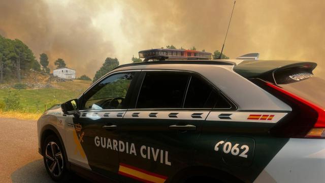 Un vehículo de la Guardia Civil en la zona afectada por el incendio de Mombeltrán, en la provincia de Ávila, este martes