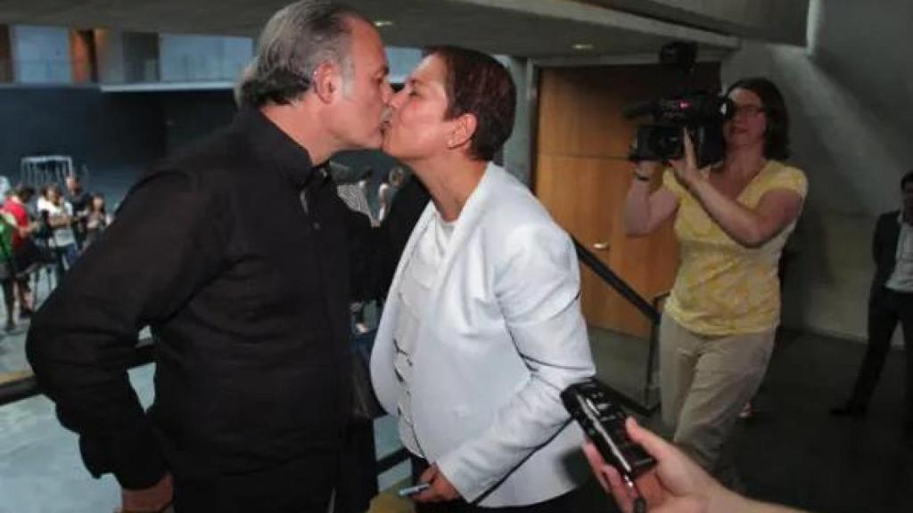 Jesús González Mateos y Uxue Barkos dándose un beso celebrando los resultados electorales de Geroa Bai.