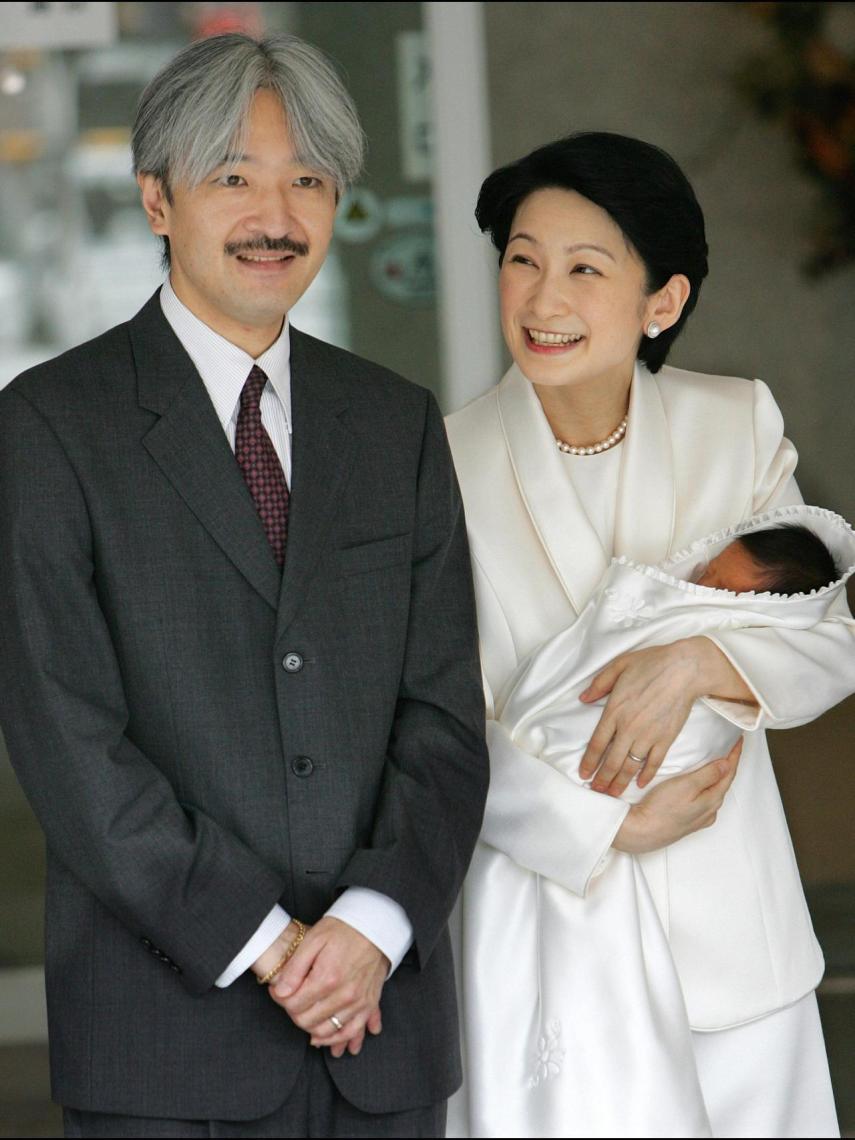Los príncipes Fumihito y Kiko después del nacimiento de Hisahito.