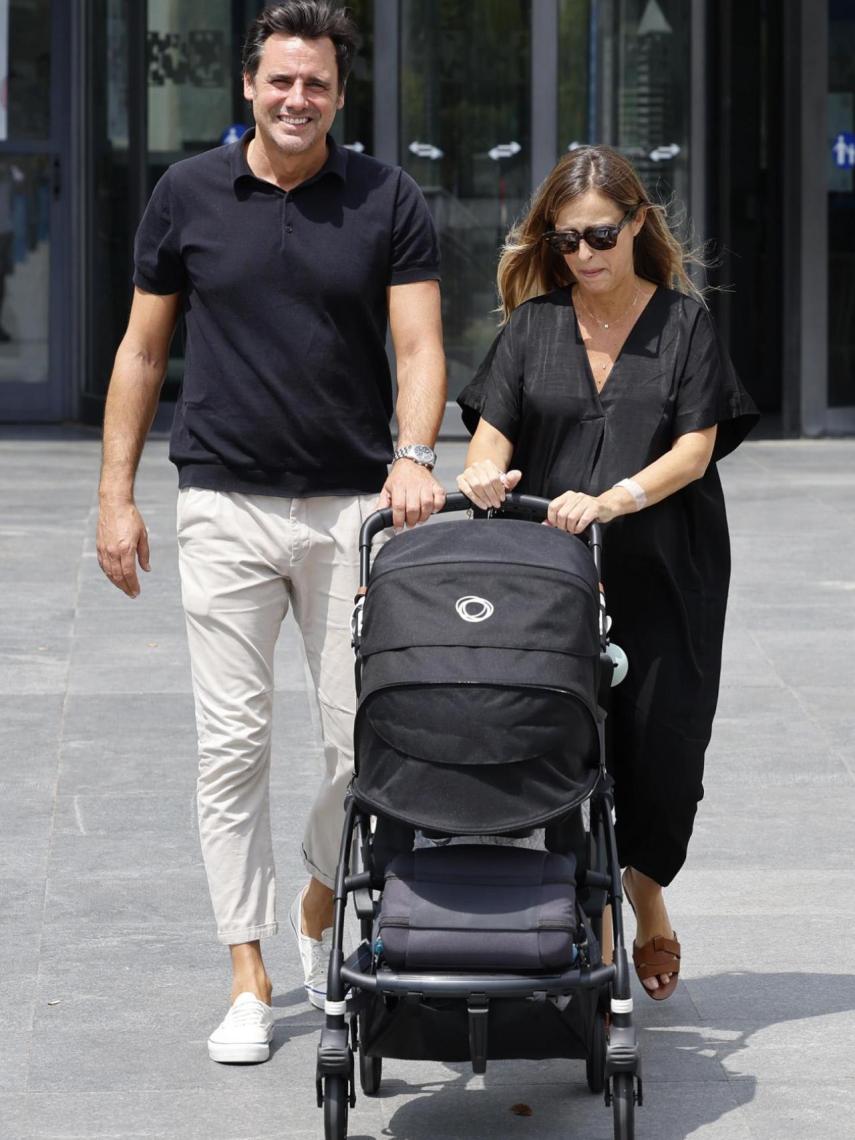 Ion Aramendi y María Amores con su hija, Marieta, después de salir del hospital.