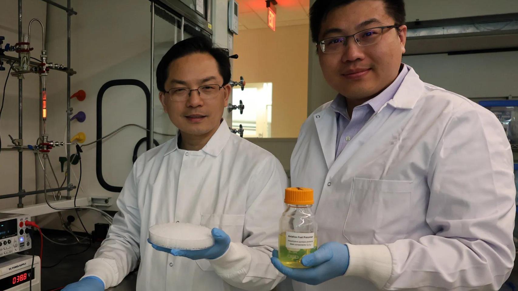 Liangbing Hu y Shu Hu, ingenieros de la Universidad de Yale.