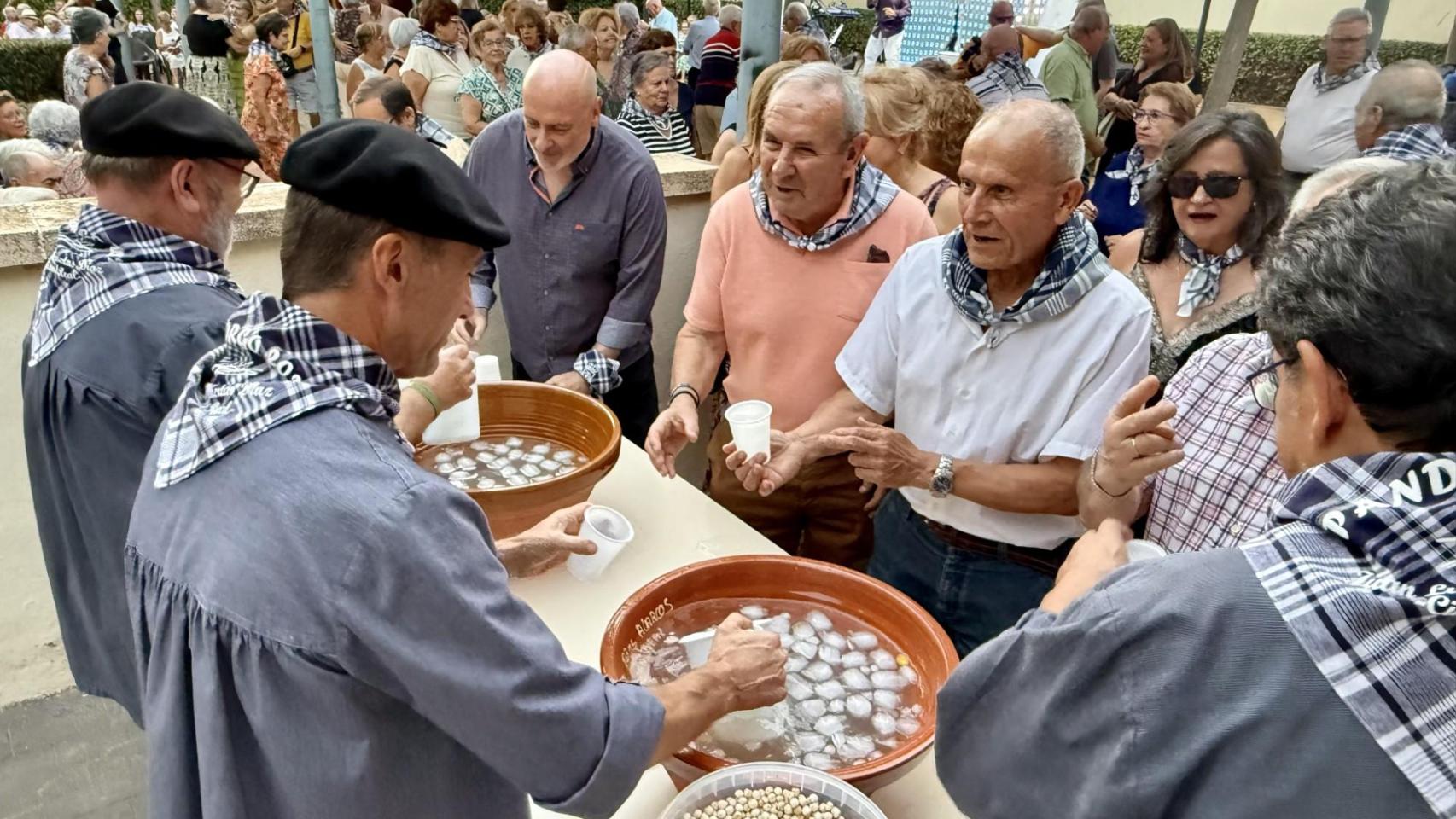 La Pandorga más veterana hace disfrutar a 200 mayores de Ciudad Real: pañuelo, baile y limoná