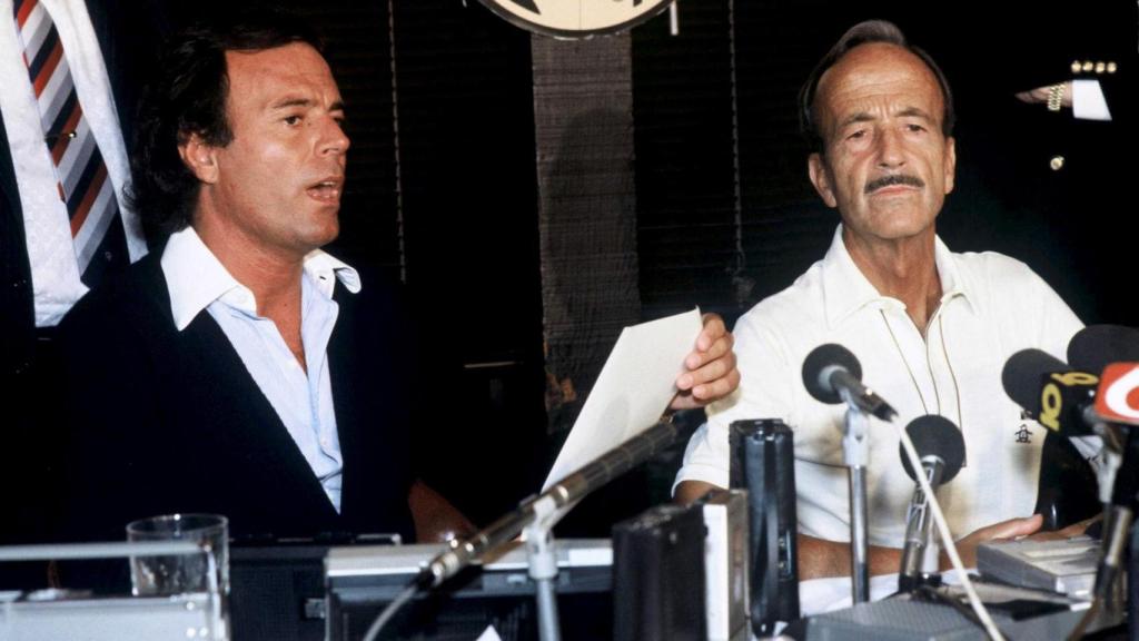 Julio Iglesias, con su padre, al volante ofrecido después del lanzamiento del Dr. Iglesias Puga, secuestrado por ETA, en 1982.