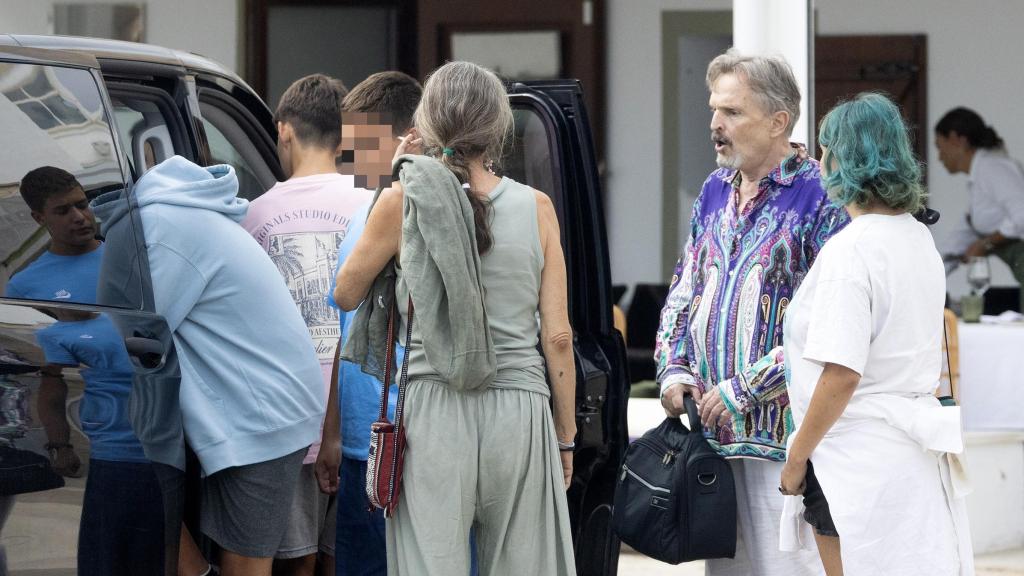 Los hijos de Miguel Bosé y los de Nacho Palau, en el verano de 2025.