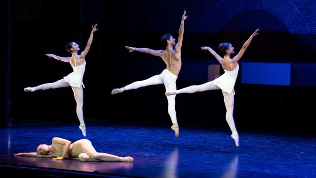 Un momento de la actuación del Junior Ballet de la Ópera de París, este lunes en el centro Conde Duque de Madrid. Foto: Sara Cort