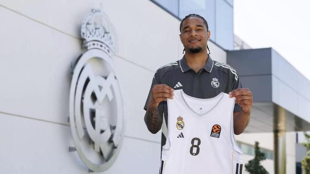 Chuma Okeke, presentado con el Real Madrid de baloncesto