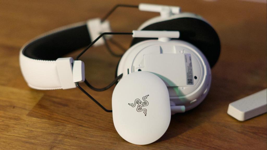 Razer Blackshark V3 Pro con la tapa quitada