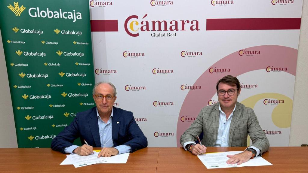 Mariano León (i) y José Luis Ruiz (d), presidentes de Globalcaja y de la Cámara de Comercio de Ciudad Real, respectivamente.