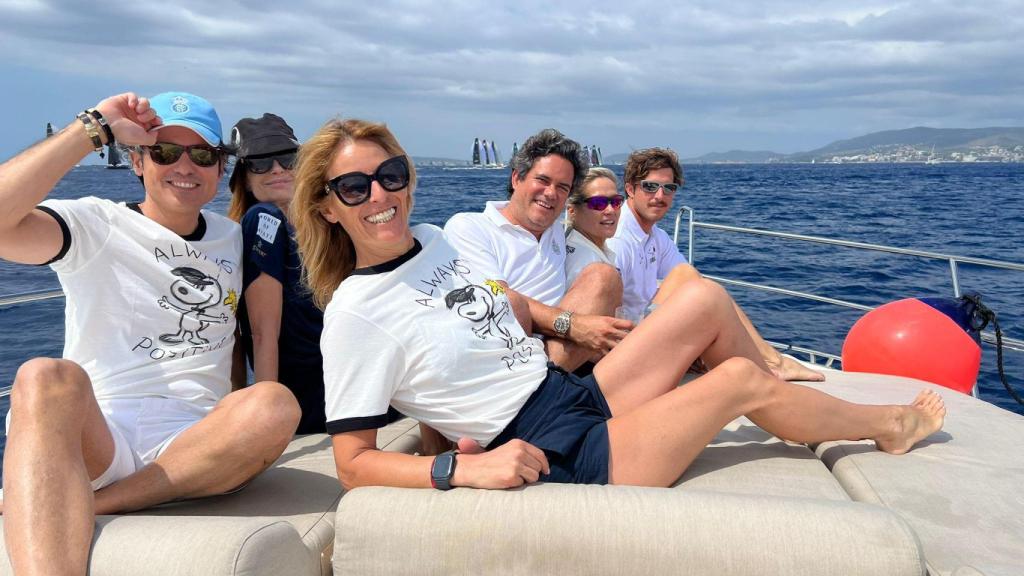 Julián Porras-Figueroa, Olivia de Borbón, Mónica Martín Luque, José Manuel Yzaga, Fiona Ferrer y Andrés López en el barco de seguimiento de la Copa del Rey.