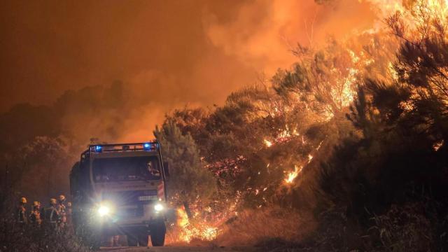 El avance de las llamas hacia la localidad abulense de El Arenal ha obligado a confinar a este municipio, de cerca de 1.000 habitantes, debido al espeso humo procedente del fuego que se declaró en la noche del lunes en el Barranco de las Cinco Villas, al sur de Ávila.
