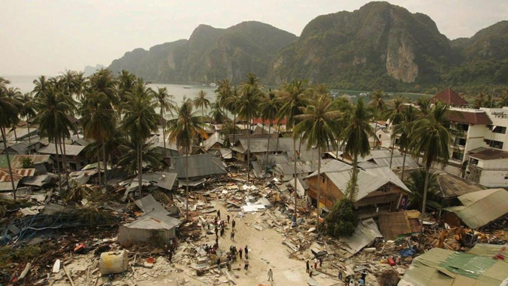 Las islas Phi Phi tras el tsunami de 2004.