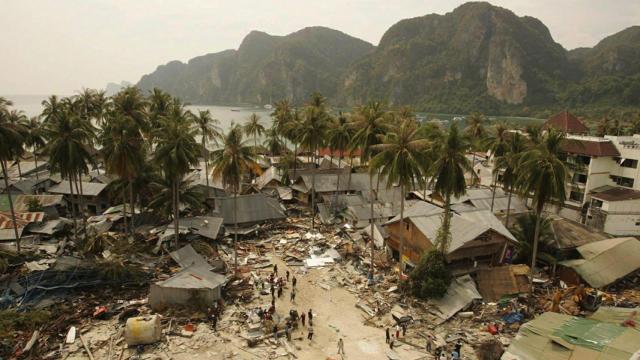 Las islas Phi Phi tras el tsunami de 2004.