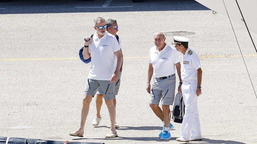 El rey Felipe VI, antes de ponerse aifos, con gafas polarizadas, bolsas y menorchins.