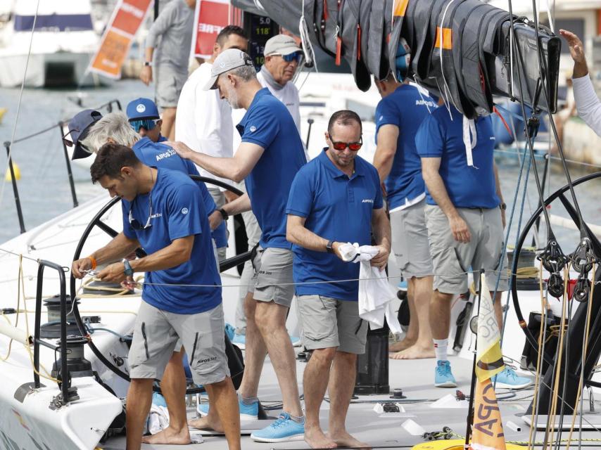Felipe que vi con el uniforme AIFOS. Específicamente, con poste y zapatos en azul.