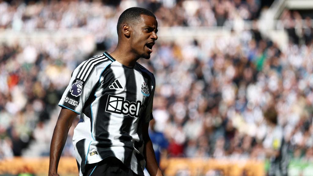 Alexander Isak, durante un partido con el Newcastle
