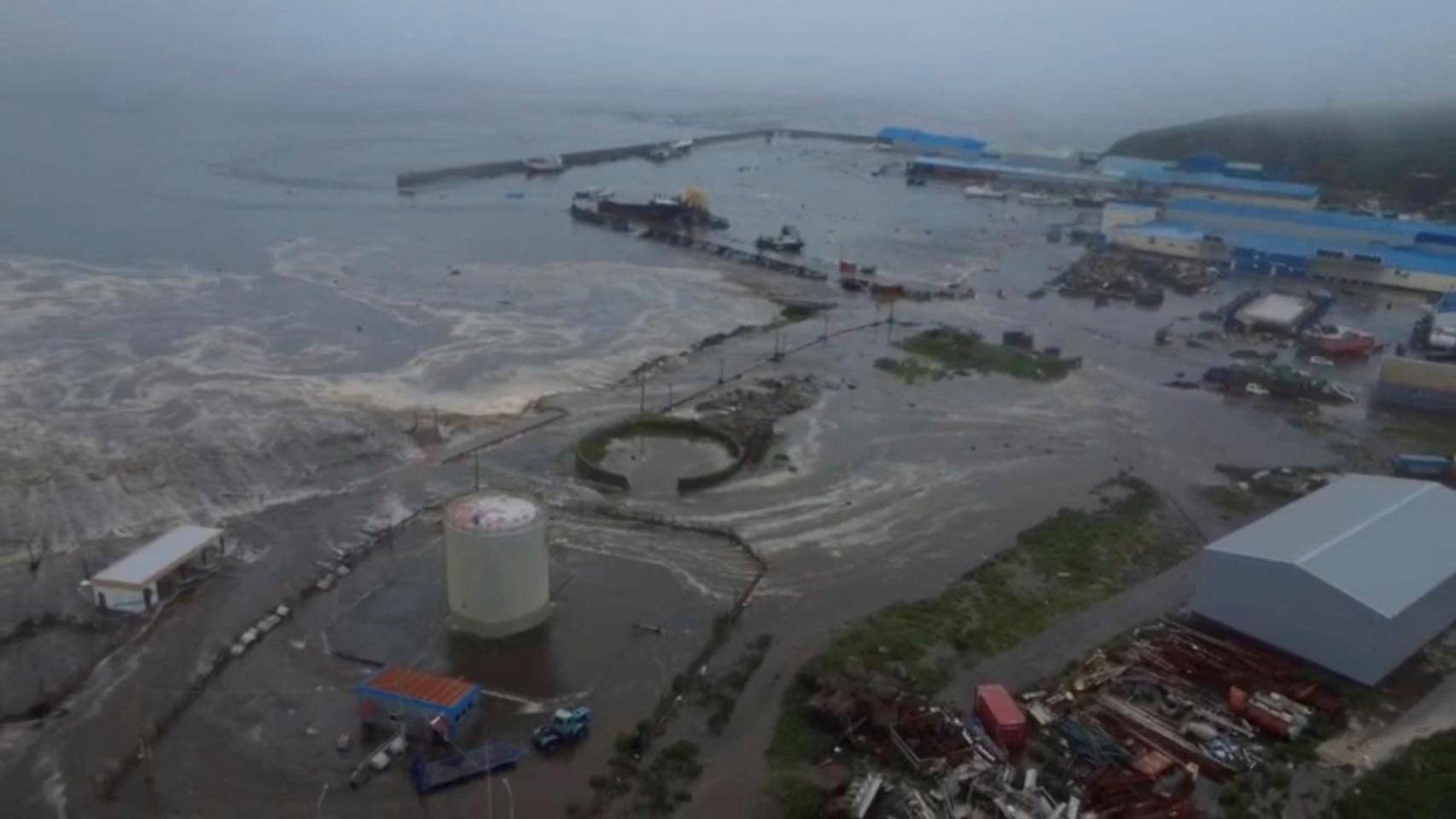 Alerta por tsunami tras el terremoto en Kamchatka (Rusia): imágenes de olas llegando a la costa, evacuaciones y daños en edificios